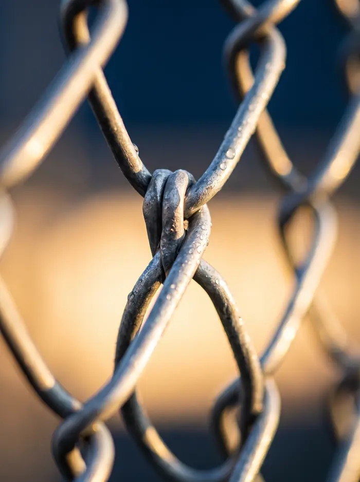 Detalle del amarre en rombo del alambre galvanizado