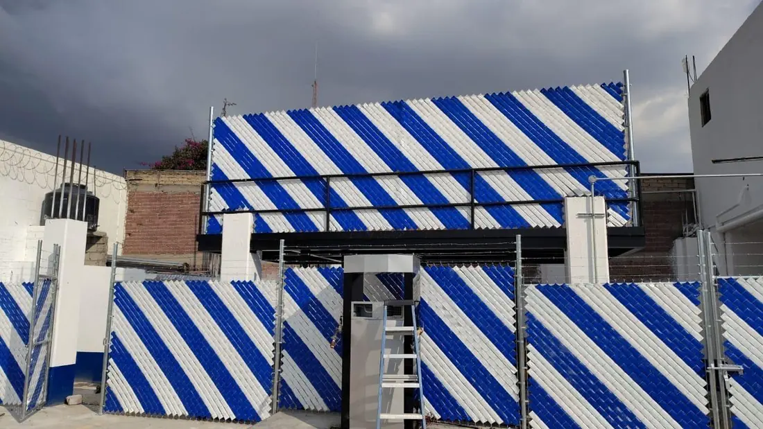 Malla con cinta de privacidad en franjas azules y blancas
