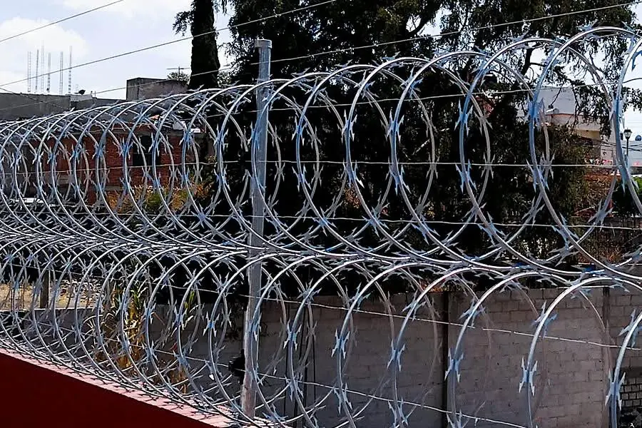 Concertina instalada sobre una barda con alambre de púas